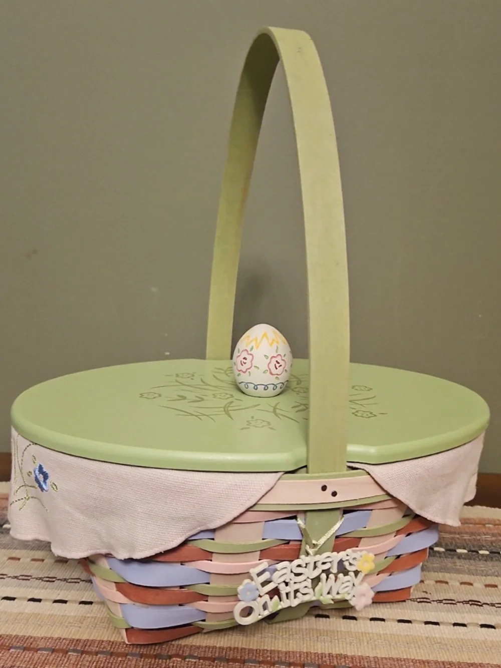 Longaberger Easter Basket with Lid, Liner & Protector – “Easter’s On Its Way”